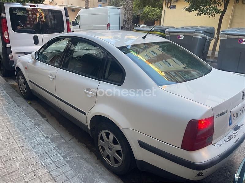 Usado VW Passat 110 CV (80 kW) 1997 Blanco Berlina