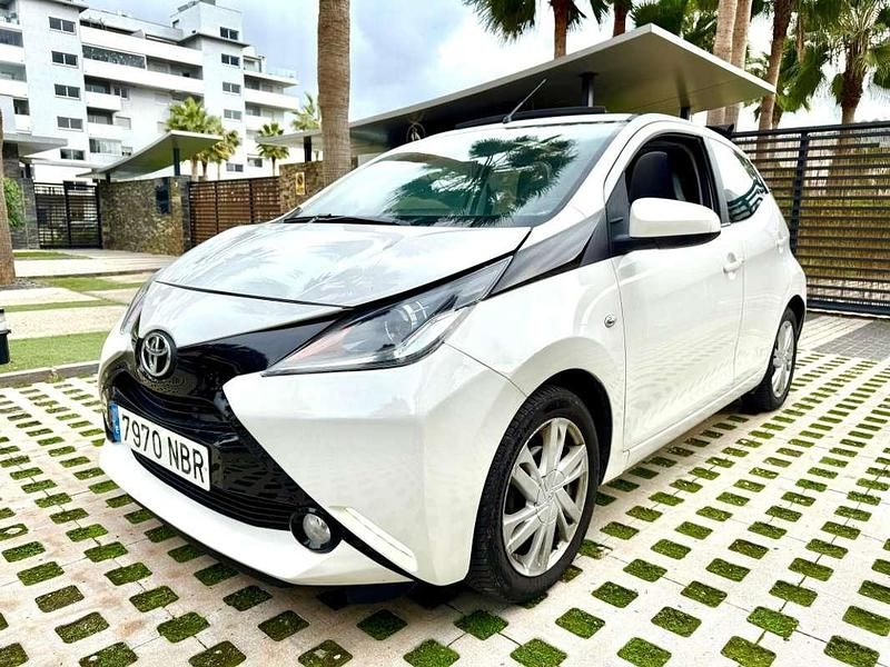 Usado Toyota Aygo X-play 69 CV (50 kW) 2015 Blanco Utilitario