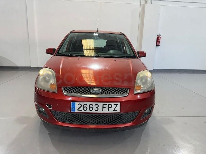 Usado Ford Fiesta Ambiente 68 CV (50 kW) 2007 Rojo Berlina