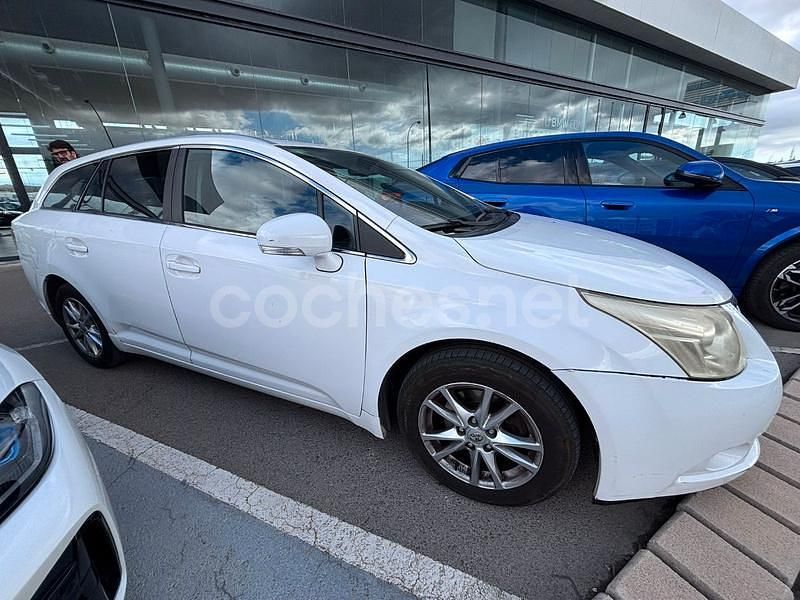 Usado Toyota Avensis Active 126 CV (92 kW) 2011 Blanco Familiar