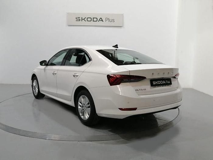 Blanco Nuevo 2025 Skoda Octavia Ambition Berlina | 22.900 € (Precio justo) - Imagen 1/4
