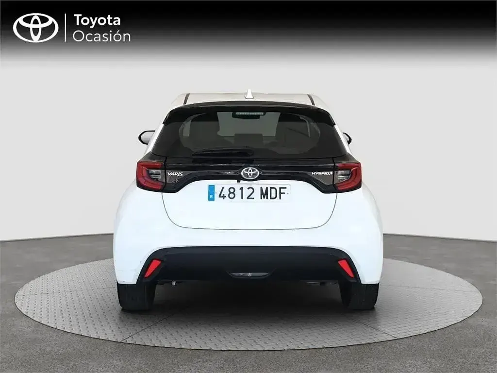 Usado Toyota Yaris Hybrid Active 116 CV (85 kW) 2023 Blanco Monovolumen
