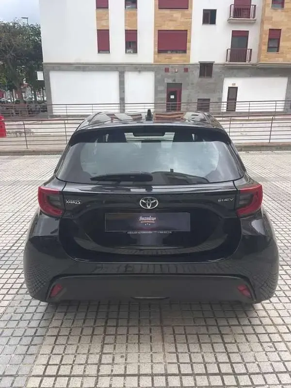 Usado Toyota Yaris Business Edition 116 CV (85 kW) 2022 Negro Utilitario