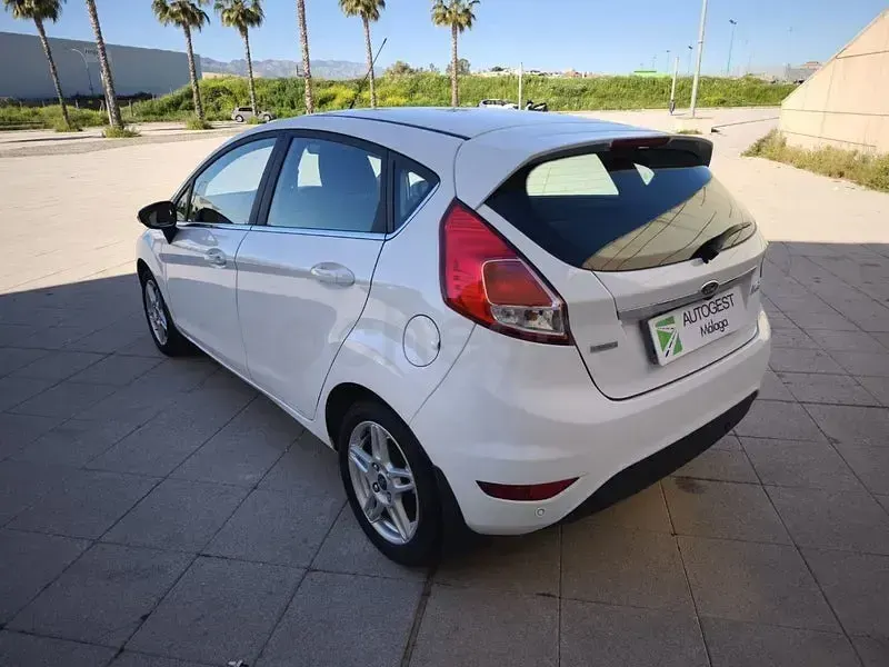 Usado Ford Fiesta Titanium 101 CV (74 kW) 2015 Blanco Berlina