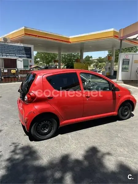 Usado Toyota Aygo 68 CV (50 kW) 2006 Rojo Utilitario