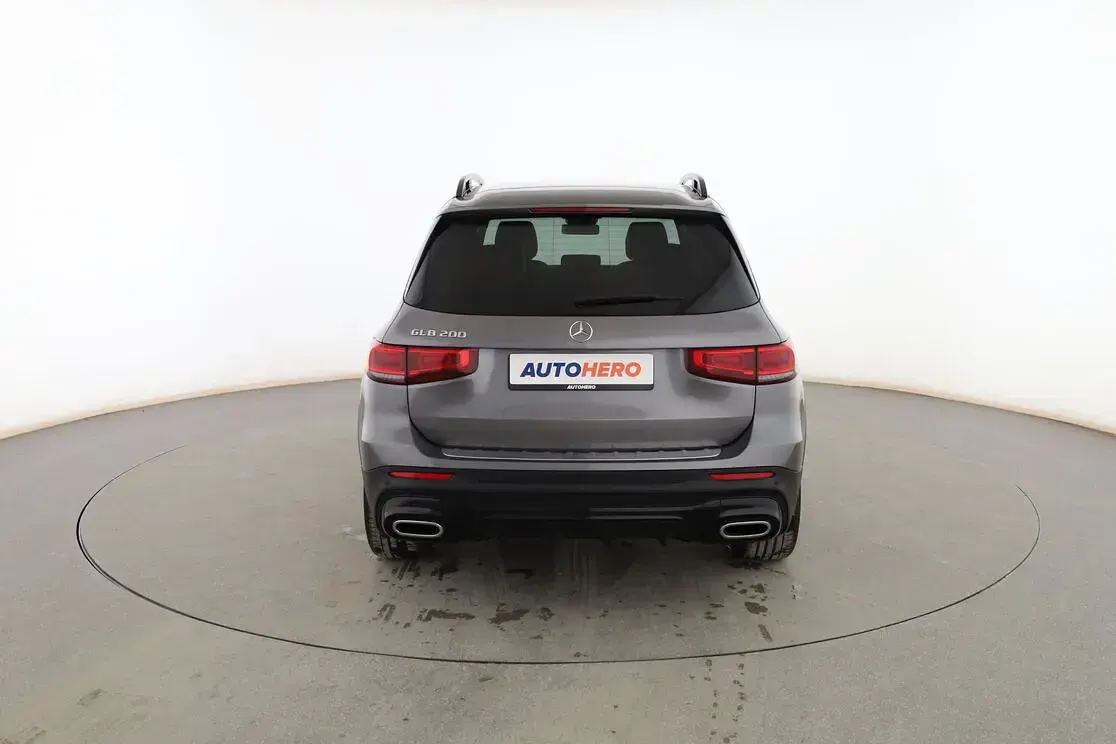 Käytetty Mercedes GLB200 AMG line 163 HP (119 kW) 2022 Harmaa Katumaasturi