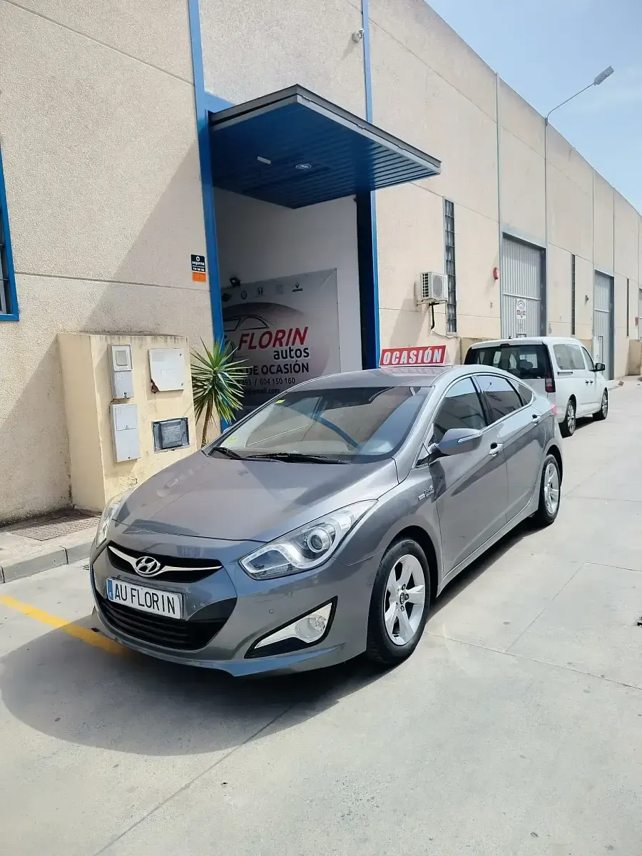 Usado Hyundai i40 116 CV (85 kW) 2013 Gris Berlina