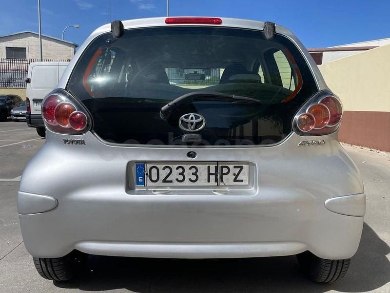 Usado Toyota Aygo Live 68 CV (50 kW) 2013 Gris / plata Utilitario
