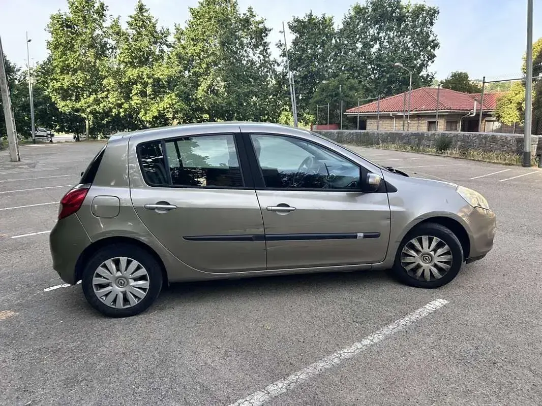 Usado Renault Clio Authentique 86 CV (63 kW) 2009 Gris Utilitario