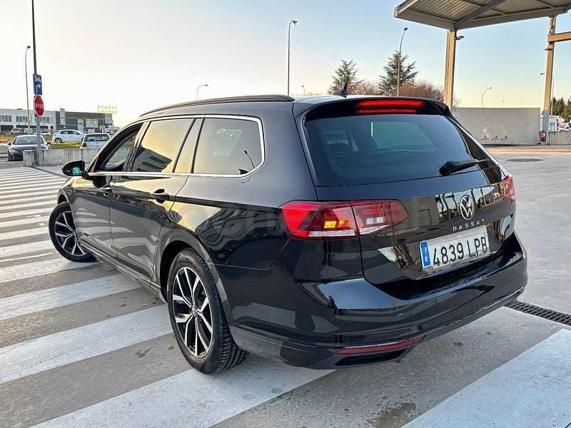 Usado VW Passat 122 CV (89 kW) 2021 Negro Familiar
