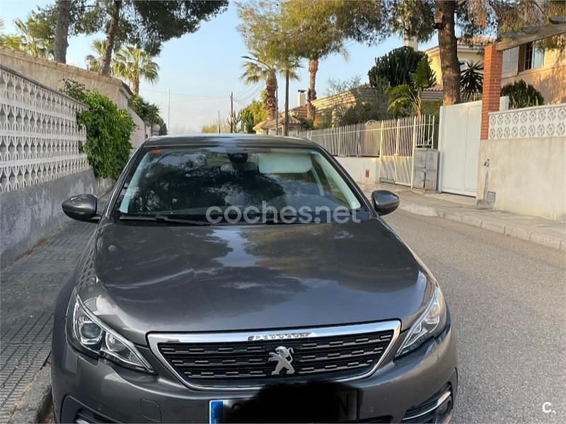 Usado Peugeot 308 Allure 130 CV (95 kW) 2019 Gris / plata Berlina