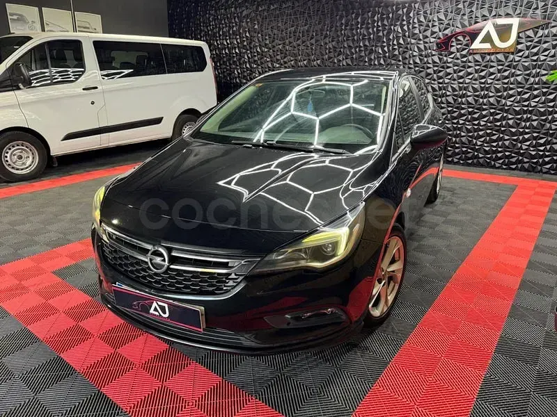 Usado Opel Astra Excellence 110 CV (80 kW) 2017 Negro Familiar