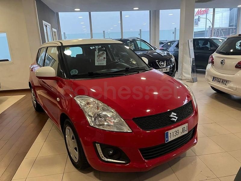 Usado Suzuki Swift 94 CV (69 kW) 2015 Rojo Utilitario