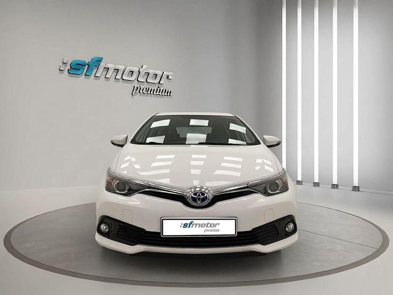 Usado Toyota Auris Hybrid Active 136 CV (100 kW) 2018 Blanco metalizado Familiar