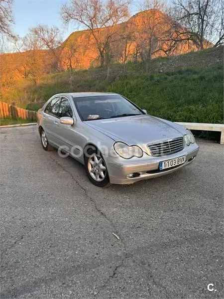 Usado Mercedes C220 Elegance 143 CV (105 kW) 2002 Gris / plata Berlina