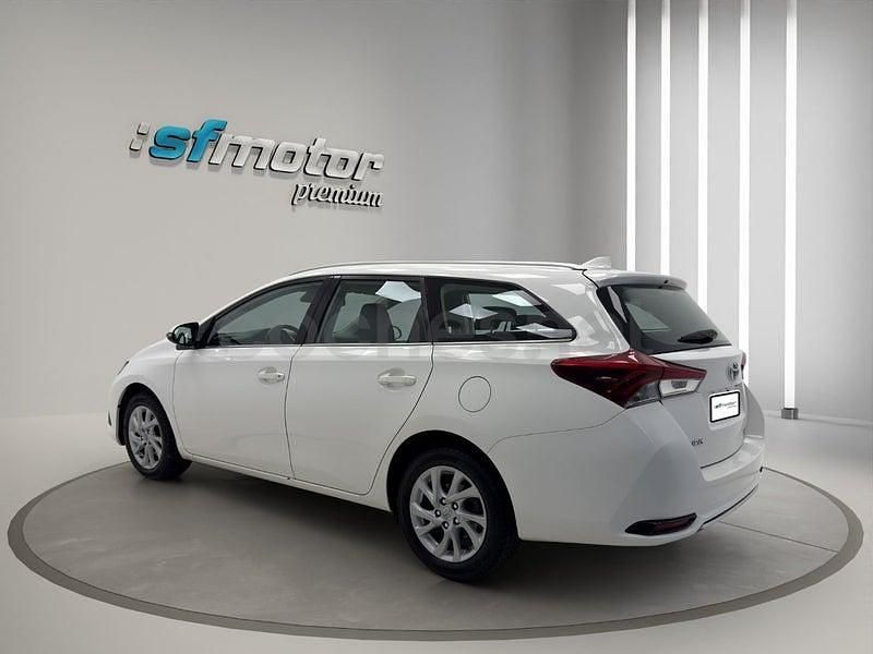 Usado Toyota Auris Active 116 CV (85 kW) 2015 Blanco Familiar