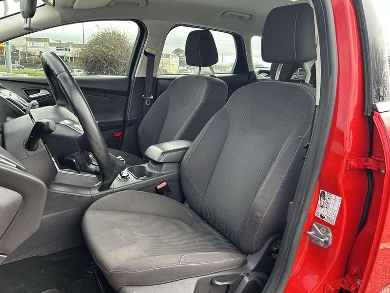 Usado Ford Focus Trend 101 CV (74 kW) 2012 Rojo Utilitario