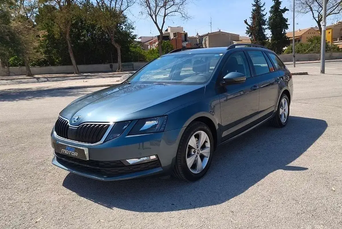Usado Skoda Octavia Style 131 CV (96 kW) 2020 Gris Familiar