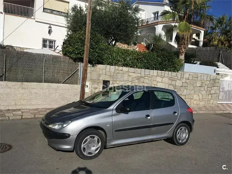 Usado Peugeot 206 110 CV (80 kW) 2004 Gris / plata Berlina