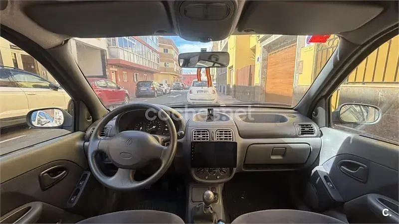Usado Renault Clio II 60 CV (44 kW) 1998 Gris / plata Berlina