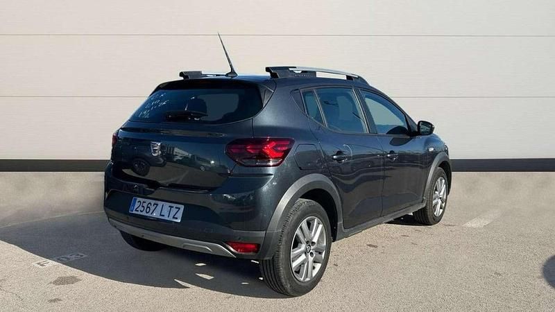 Usado Dacia Sandero Comfort 91 CV (66 kW) 2021 Gris Utilitario