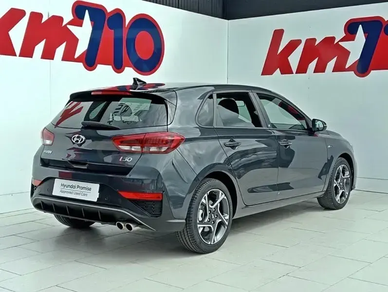 Usado Hyundai i30 N Line 120 CV (88 kW) 2023 Negro Berlina