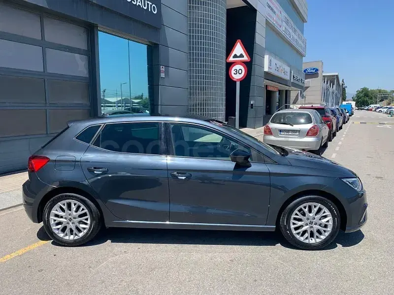 Usado Seat Ibiza FR 115 CV (84 kW) 2025 Gris / plata Utilitario