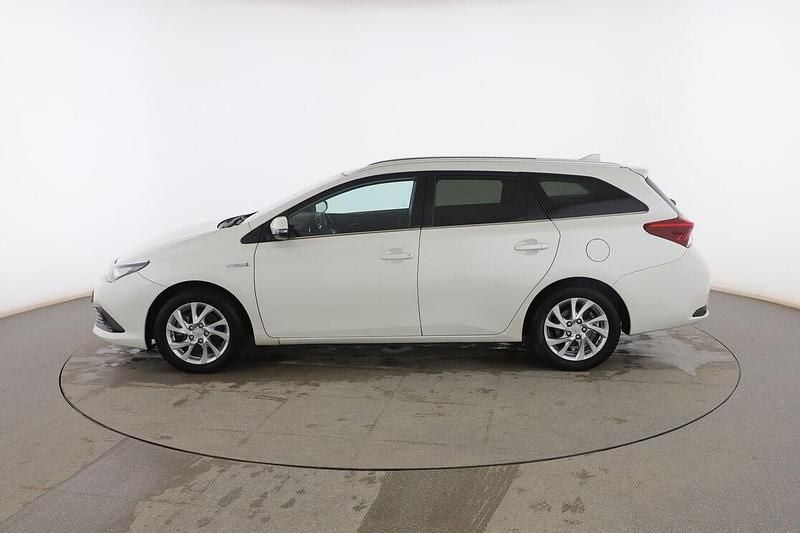 Usado Toyota Auris Touring Sports Active 136 CV (100 kW) 2017 Blanco Familiar