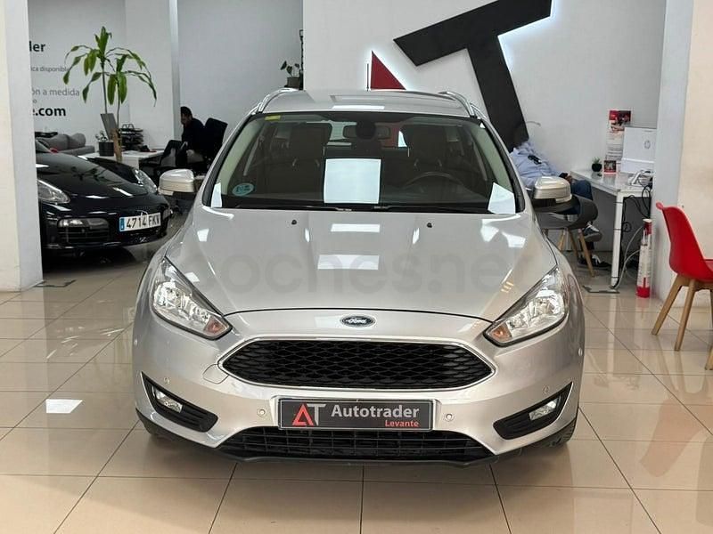 Usado Ford Focus Trend 125 CV (91 kW) 2018 Gris / plata Familiar