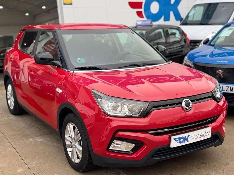 Rojo Usado 2018 Ssangyong (KGM) Tivoli Limited SUV | 10.500 € (Precio justo) - Imagen 1/4