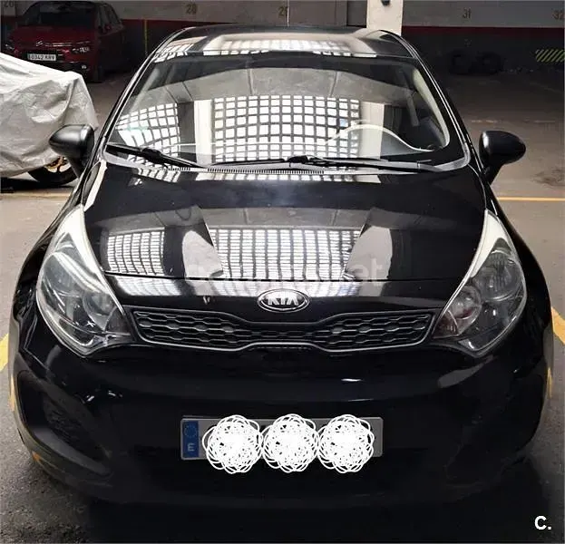 Usado Kia Rio 85 CV (62 kW) 2013 Negro Berlina