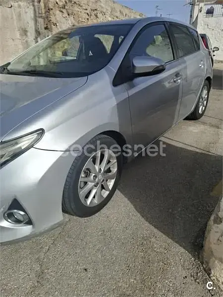 Usado Toyota Auris Active 90 CV (66 kW) 2013 Gris / plata Berlina