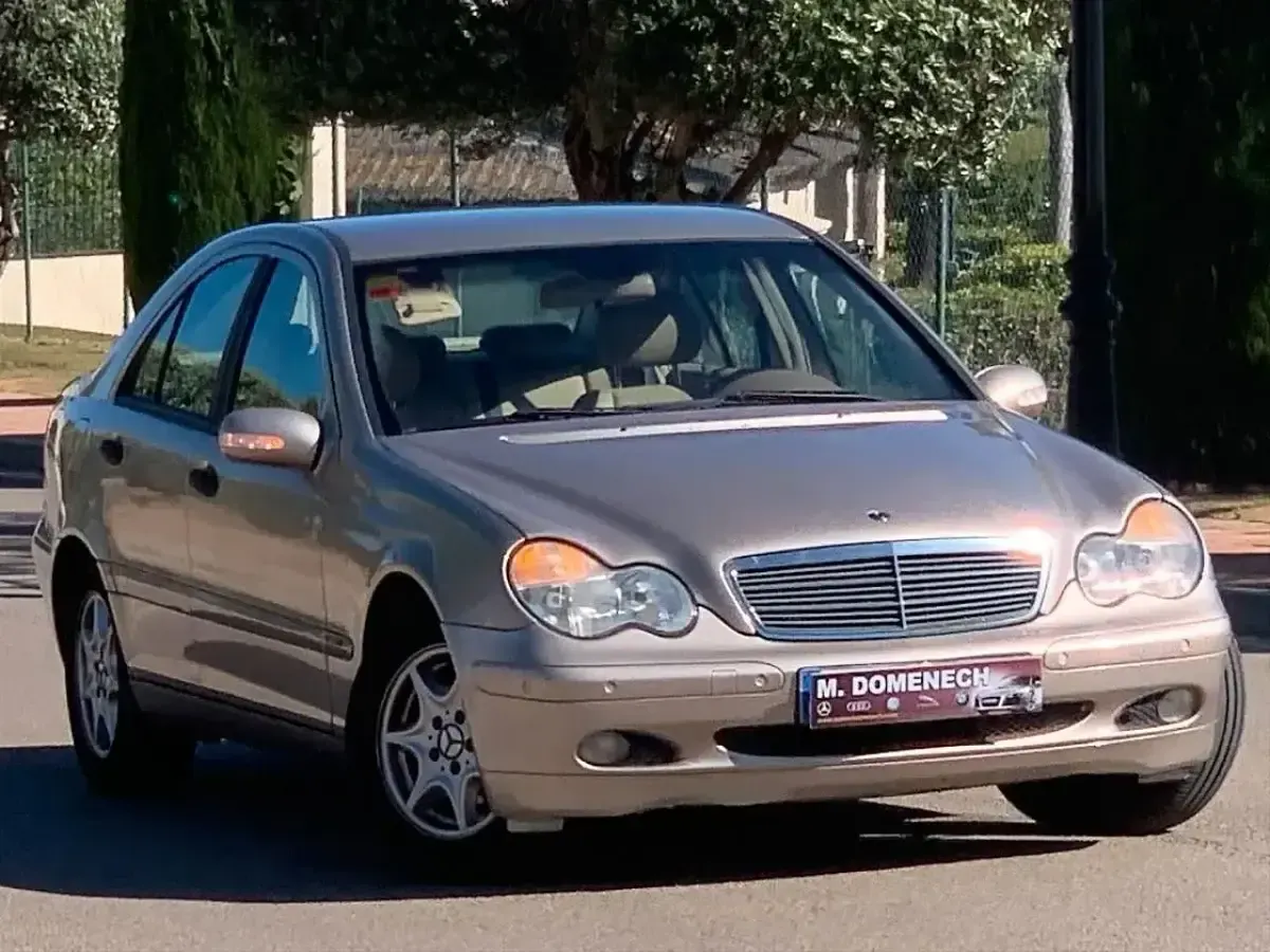 Usado Mercedes C220 Classic 143 CV (105 kW) 2003 Gris / plata Berlina