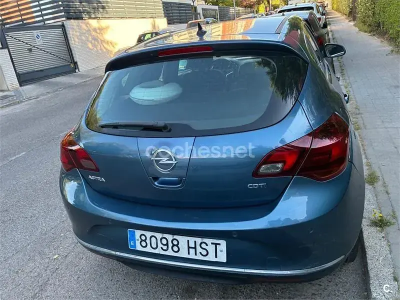 Usado Opel Astra Excellence 110 CV (80 kW) 2011 Azul Familiar