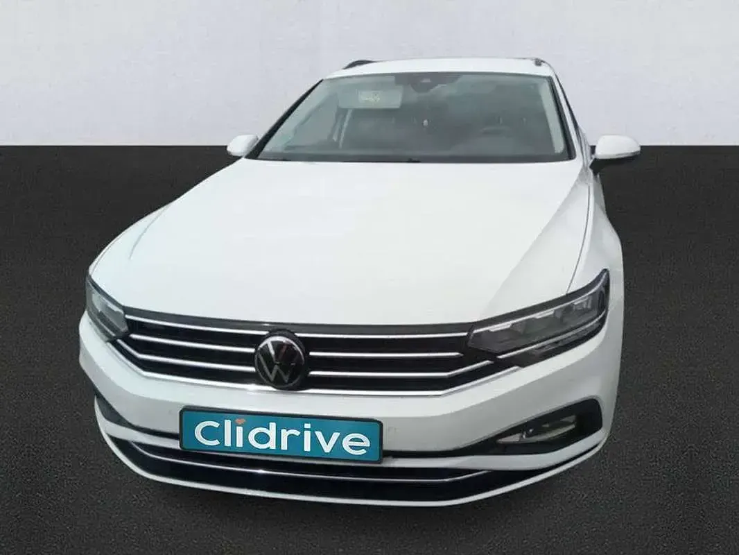 Usado VW Passat Executive 150 CV (110 kW) 2022 Blanco Familiar