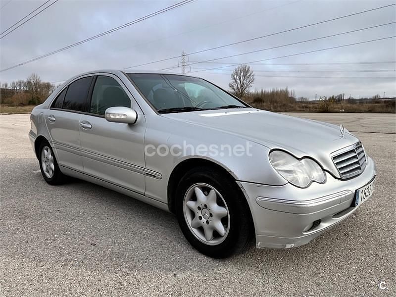 Usado Mercedes C220 Elegance 143 CV (105 kW) 2003 Gris / plata Berlina