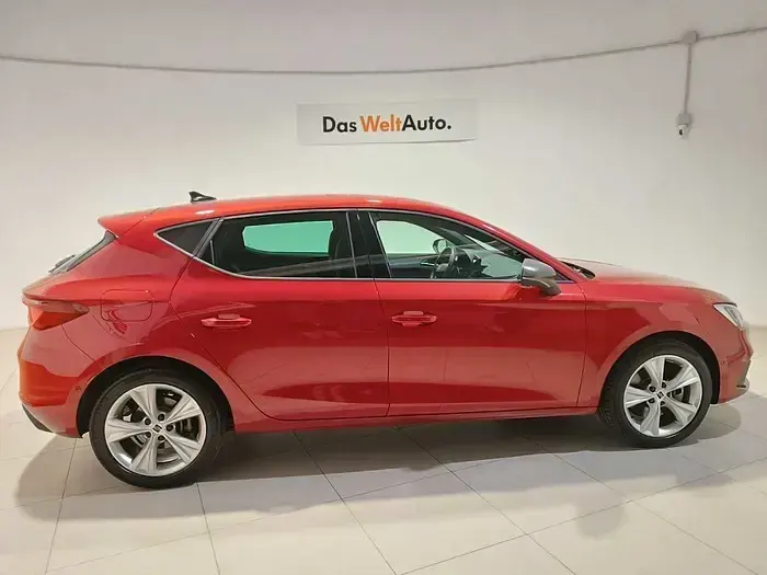 Usado Seat Leon FR 204 CV (150 kW) 2025 Rojo Berlina