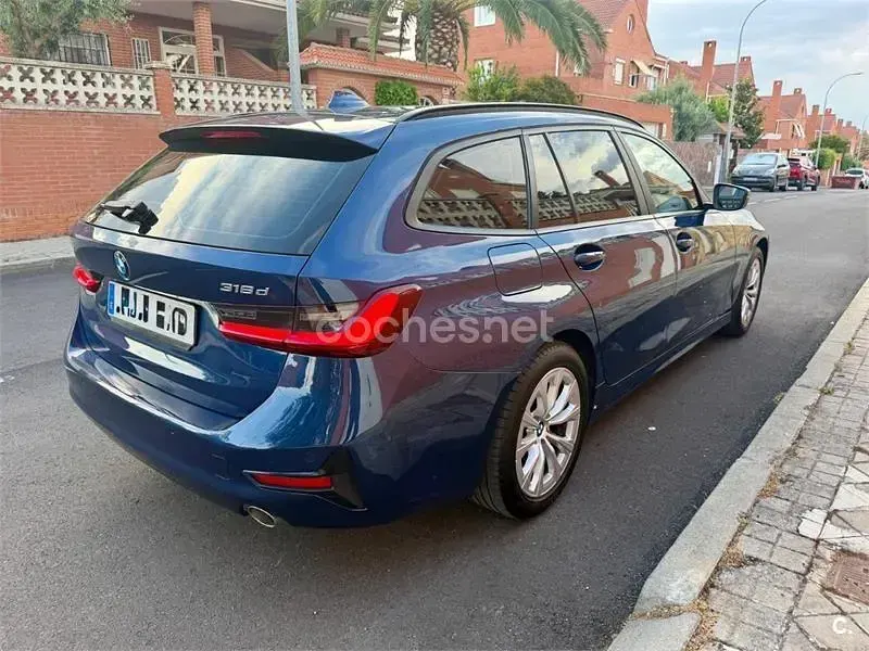 Usado BMW 318 150 CV (110 kW) 2022 Azul Familiar