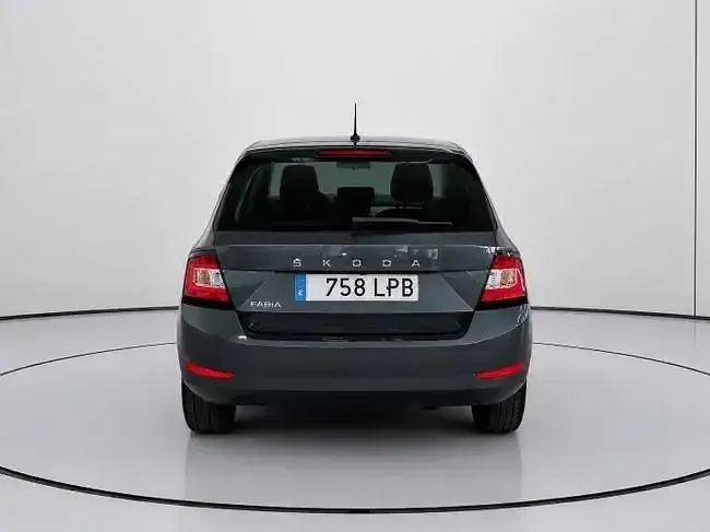 Usado Skoda Fabia Ambition 95 CV (69 kW) 2021 Gris Utilitario