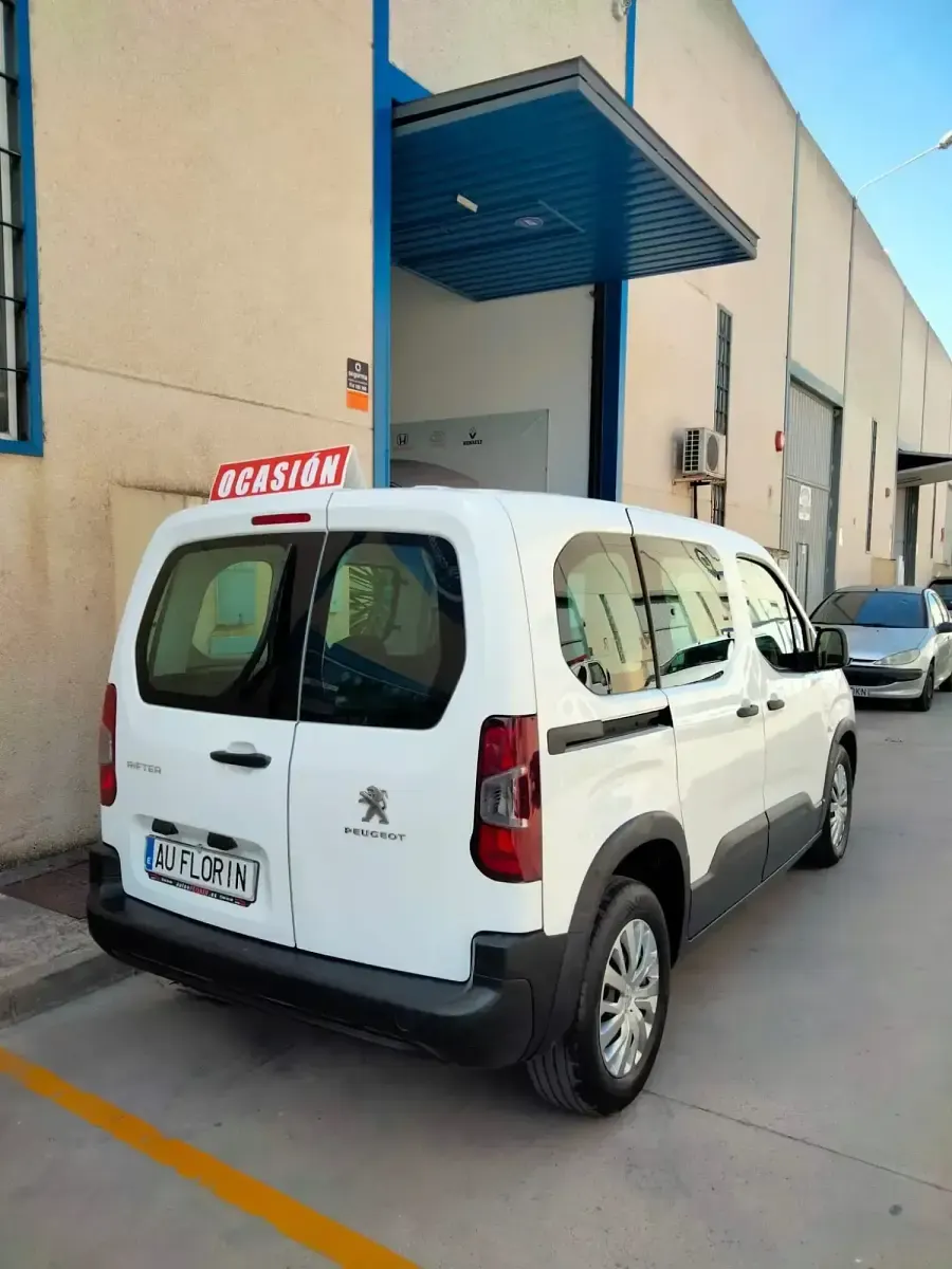Usado Peugeot Rifter Access 100 CV (73 kW) 2019 Blanco Monovolumen