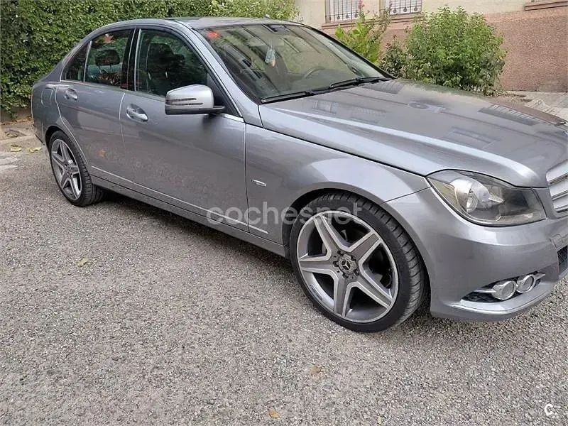Usado Mercedes C200 Avantgarde 136 CV (100 kW) 2012 Gris / plata Berlina