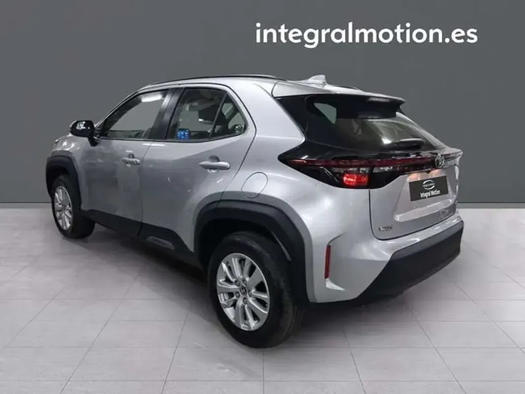 Usado Toyota Yaris Cross Business Edition 116 CV (85 kW) 2025 Plateado SUV