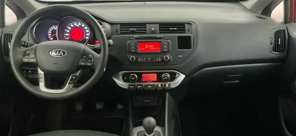 Usado Kia Rio 85 CV (62 kW) 2014 Rojo Berlina