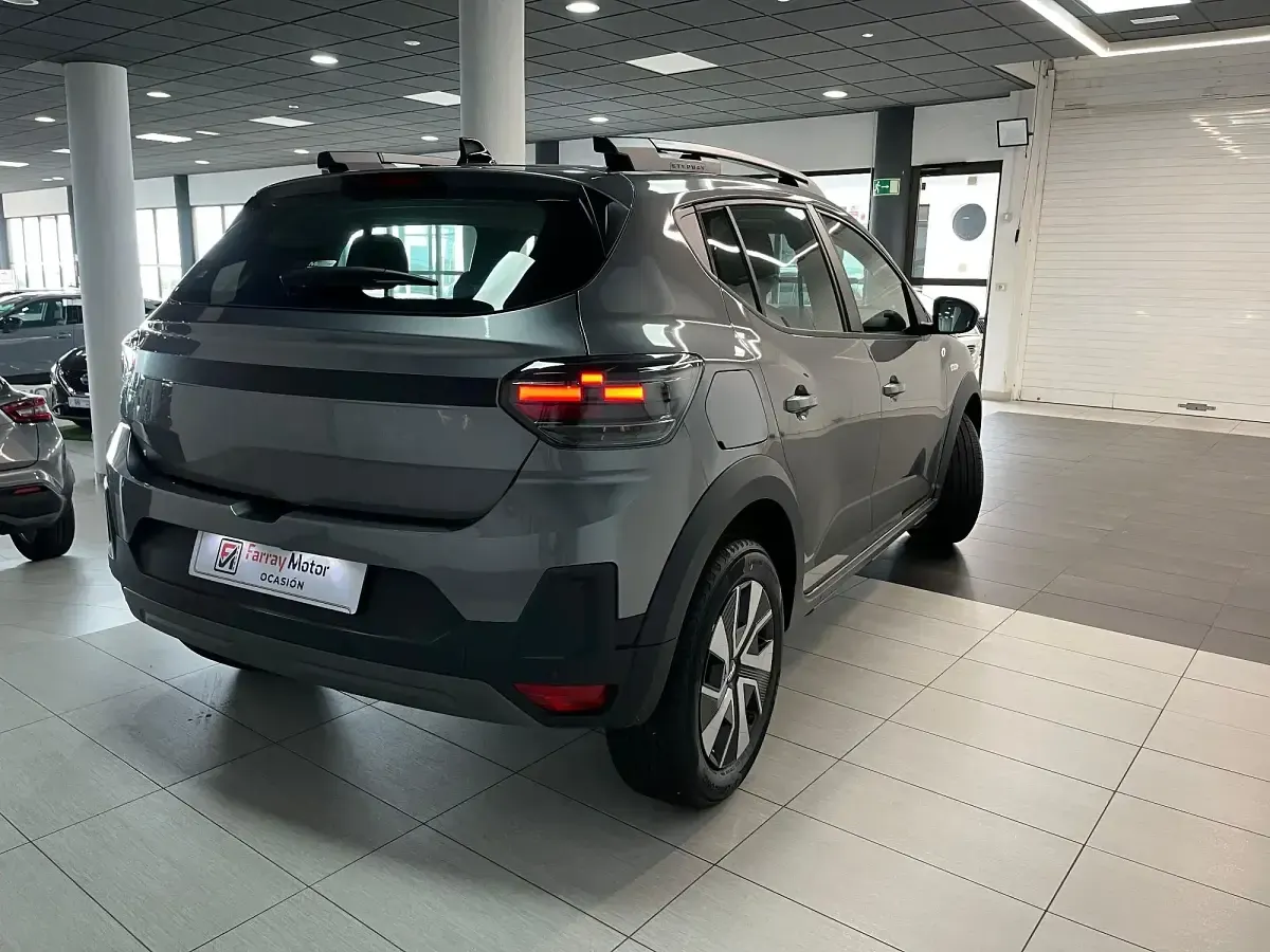 Nuevo Dacia Sandero Expression 111 CV (81 kW) 2026 Gris Utilitario