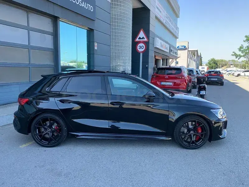 Usado Audi RS3 Ambiente 400 CV (294 kW) 2023 Negro Berlina