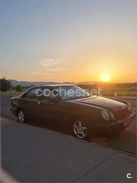 Usado Mercedes E200 Classic 136 CV (100 kW) 1997 Negro Berlina