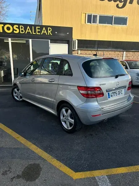 Usado Mercedes B180 109 CV (80 kW) 2008 Gris / plata Monovolumen