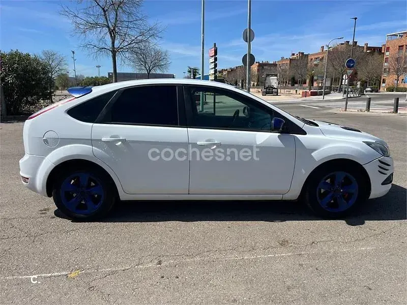 Usado Ford Focus Trend 109 CV (80 kW) 2010 Blanco Berlina