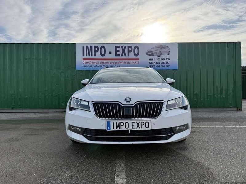 Usado Skoda Superb Ambition 150 CV (110 kW) 2016 Blanco Familiar