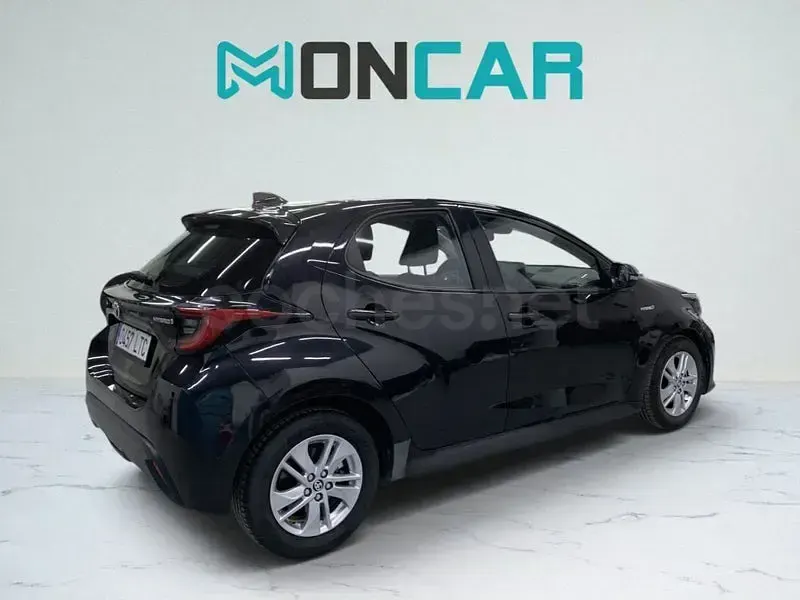 Usado Toyota Yaris Hybrid Active 116 CV (85 kW) 2021 Negro Berlina